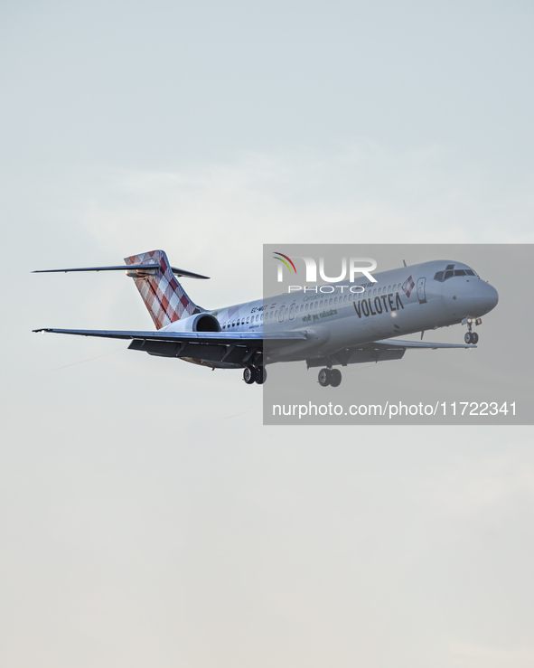 A Volotea Boeing 717-23S (registration EC-MGT) approaches Bari Airport in Bari, Italy, on November 15, 2020, casting a silhouette against th...