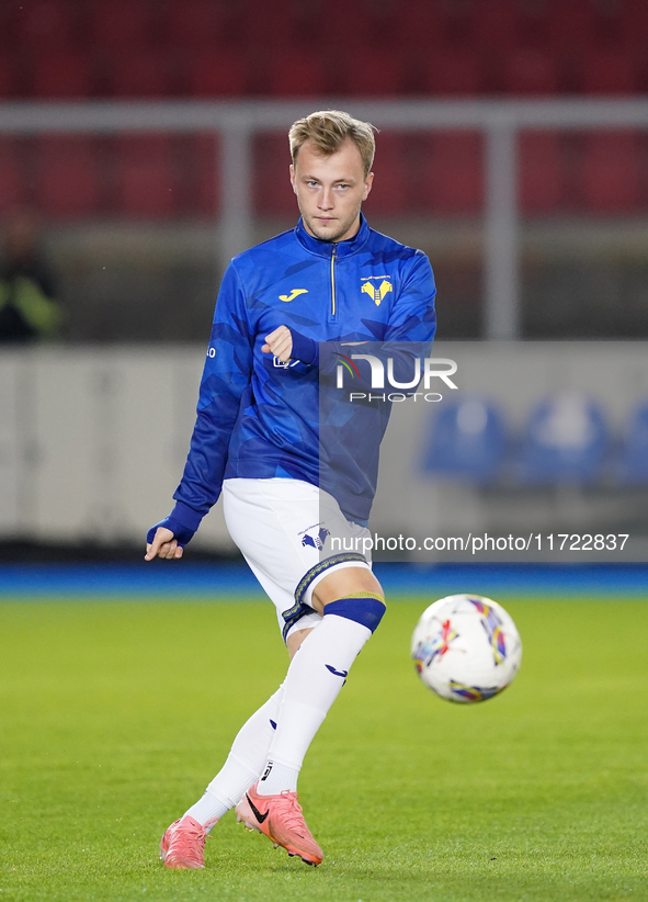 Casper Tengstedt of Hellas Verona plays during the Serie A match between Lecce and Verona in Lecce, Italy, on October 29, 2024. 