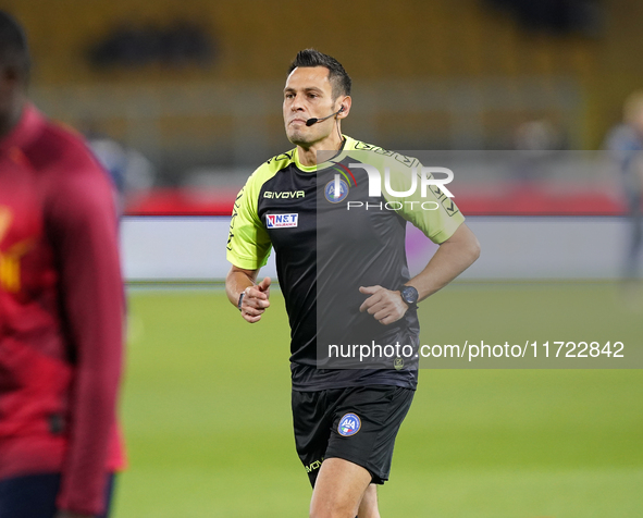 Referee Maurizio Mariani officiates the Serie A match between Lecce and Verona in Lecce, Italy, on October 29, 2024. 