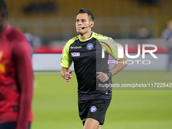 Referee Maurizio Mariani officiates the Serie A match between Lecce and Verona in Lecce, Italy, on October 29, 2024. (