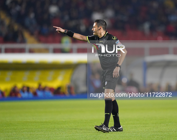 Referee Maurizio Mariani officiates the Serie A match between Lecce and Verona in Lecce, Italy, on October 29, 2024. 