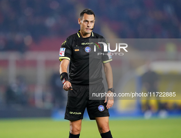 Referee Maurizio Mariani officiates the Serie A match between Lecce and Verona in Lecce, Italy, on October 29, 2024. 