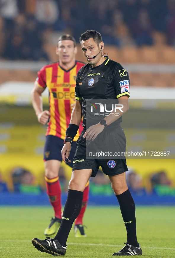 Referee Maurizio Mariani officiates the Serie A match between Lecce and Verona in Lecce, Italy, on October 29, 2024. 