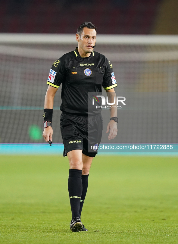 Referee Maurizio Mariani officiates the Serie A match between Lecce and Verona in Lecce, Italy, on October 29, 2024. 