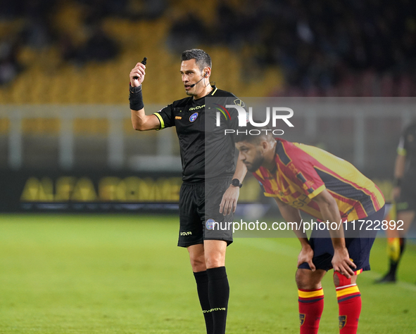 Referee Maurizio Mariani officiates the Serie A match between Lecce and Verona in Lecce, Italy, on October 29, 2024. 