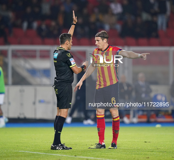 Referee Maurizio Mariani officiates the Serie A match between Lecce and Verona in Lecce, Italy, on October 29, 2024. 