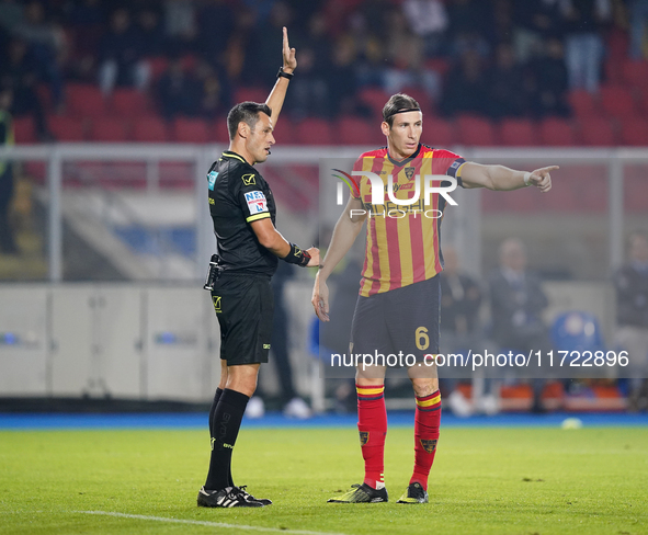 Referee Maurizio Mariani officiates the Serie A match between Lecce and Verona in Lecce, Italy, on October 29, 2024. 