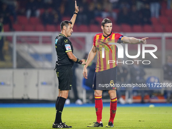 Referee Maurizio Mariani officiates the Serie A match between Lecce and Verona in Lecce, Italy, on October 29, 2024. (