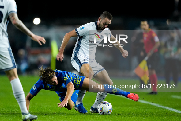 Lorenzo Colombo of Empoli FC and Stefan de Vrij of FC Internazionale compete for the ball during the Serie A Enilive match between Empoli FC...