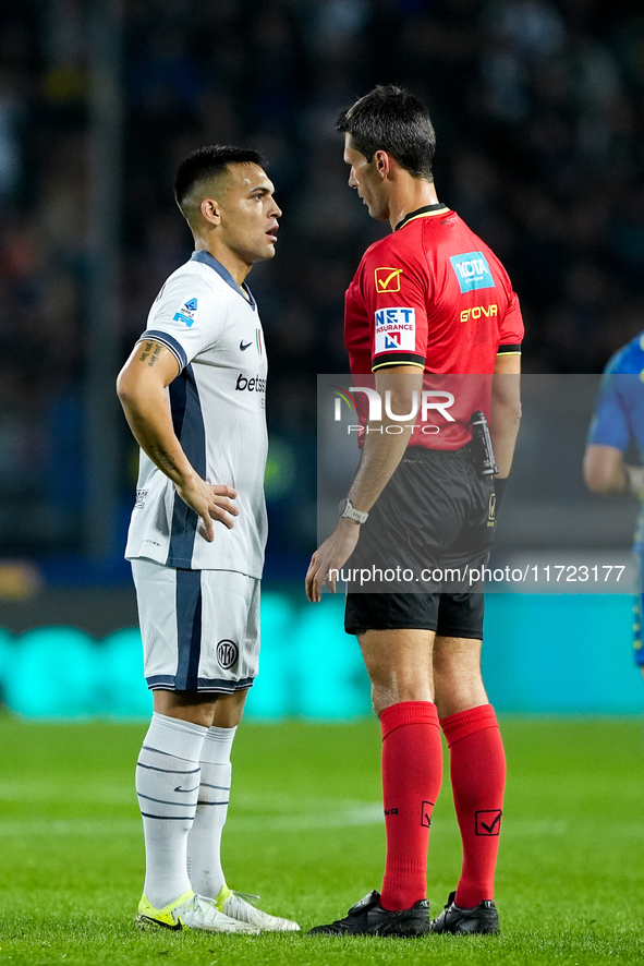 Lautaro Martinez of FC Internazionale protests with referee Matteo Marchetti during the Serie A Enilive match between Empoli FC and FC Inter...