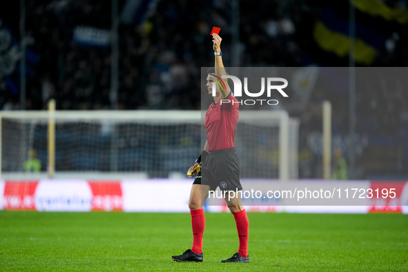 Referee Matteo Marchetti shows a red card to Saba Goglichidze of Empoli FC during the Serie A Enilive match between Empoli FC and FC Interna...