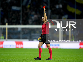 Referee Matteo Marchetti shows a red card to Saba Goglichidze of Empoli FC during the Serie A Enilive match between Empoli FC and FC Interna...