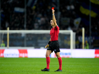 Referee Matteo Marchetti shows a red card to Saba Goglichidze of Empoli FC during the Serie A Enilive match between Empoli FC and FC Interna...