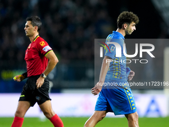 Saba Goglichidze of Empoli FC leaves the pitch after receiving a red card during the Serie A Enilive match between Empoli FC and FC Internaz...