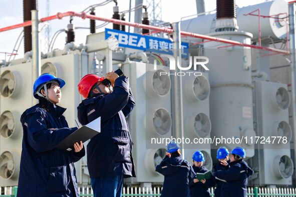 Operation and maintenance personnel check transmission equipment at the Shengli Substation of the Zhangbei-Shengli 1000kV UHV AC project in...