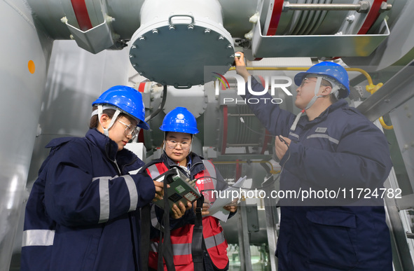 Operation and maintenance personnel record the operation parameters of transmission equipment at the Shengli Substation of the Zhangbei-Shen...