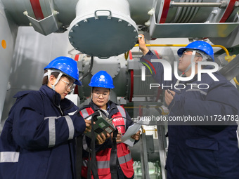 Operation and maintenance personnel record the operation parameters of transmission equipment at the Shengli Substation of the Zhangbei-Shen...