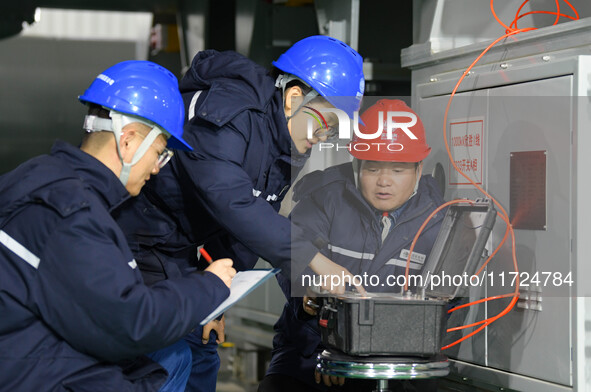 Operation and maintenance personnel record the operation parameters of transmission equipment at the Shengli Substation of the Zhangbei-Shen...