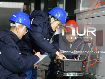 Operation and maintenance personnel record the operation parameters of transmission equipment at the Shengli Substation of the Zhangbei-Shen...