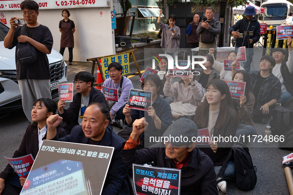 Around 20 members of the Korean University Students' Progressive Union and citizens protest at the People Power Party's central office in Ye...