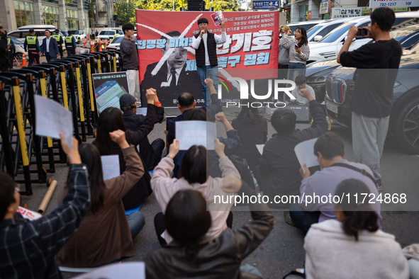 Around 20 members of the Korean University Students' Progressive Union and citizens protest at the People Power Party's central office in Ye...