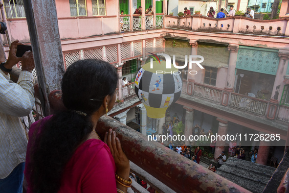 People observe lanterns being released during the Diwali festival celebration in Kolkata, India, on October 31, 2024. 