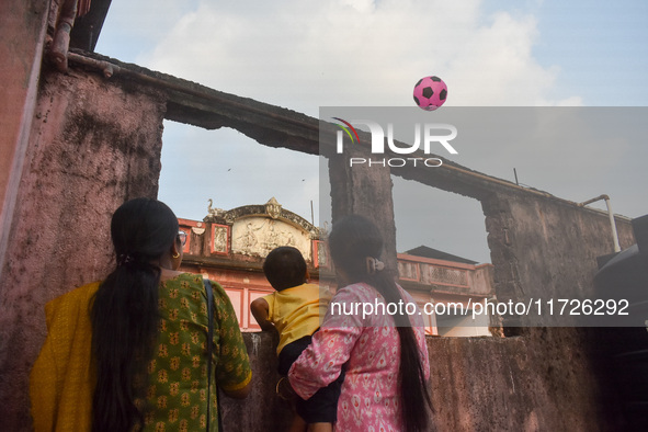 People observe lanterns being released during the Diwali festival celebration in Kolkata, India, on October 31, 2024. 