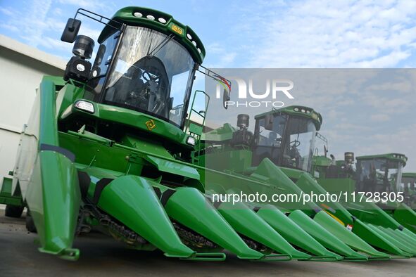 The completed agricultural machinery is built by Jiufang Taihe International Heavy Industries (Qingdao) Co., Ltd. in Hongshiya Street, Qingd...