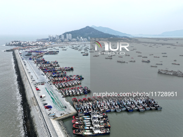 A large number of fishing boats berth in the harbor to take shelter from Typhoon Kong-Rey at the Liandao Central fishing port in Lianyungang...