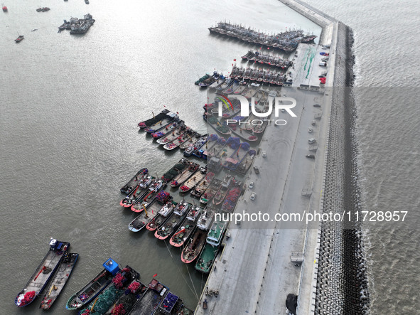 A large number of fishing boats berth in the harbor to take shelter from Typhoon Kong-Rey at the Liandao Central fishing port in Lianyungang...