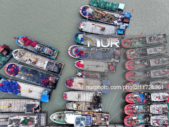 A large number of fishing boats berth in the harbor to take shelter from Typhoon Kong-Rey at the Liandao Central fishing port in Lianyungang...