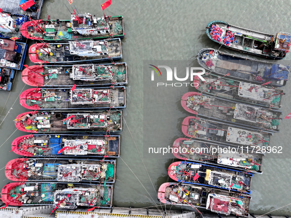 A large number of fishing boats berth in the harbor to take shelter from Typhoon Kong-Rey at the Liandao Central fishing port in Lianyungang...