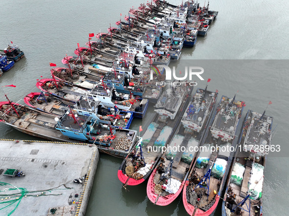 A large number of fishing boats berth in the harbor to take shelter from Typhoon Kong-Rey at the Liandao Central fishing port in Lianyungang...