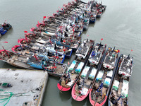 A large number of fishing boats berth in the harbor to take shelter from Typhoon Kong-Rey at the Liandao Central fishing port in Lianyungang...