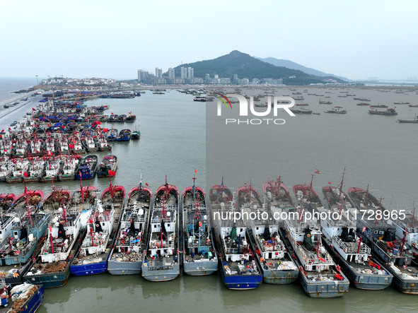 A large number of fishing boats berth in the harbor to take shelter from Typhoon Kong-Rey at the Liandao Central fishing port in Lianyungang...