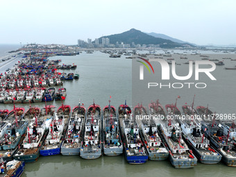 A large number of fishing boats berth in the harbor to take shelter from Typhoon Kong-Rey at the Liandao Central fishing port in Lianyungang...