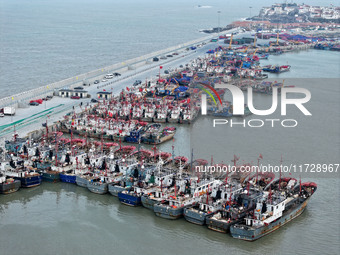 A large number of fishing boats berth in the harbor to take shelter from Typhoon Kong-Rey at the Liandao Central fishing port in Lianyungang...