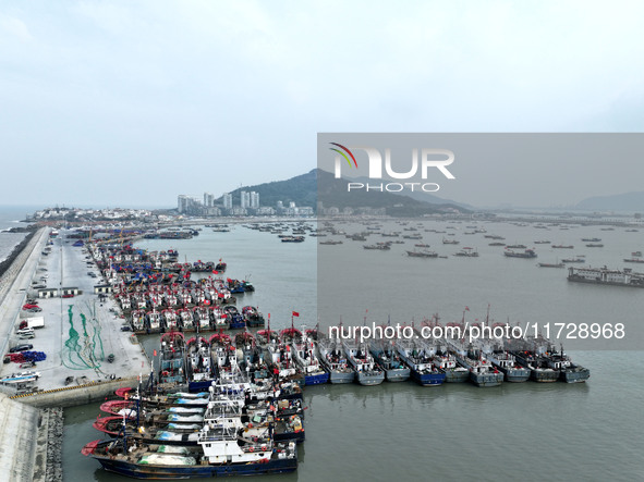 A large number of fishing boats berth in the harbor to take shelter from Typhoon Kong-Rey at the Liandao Central fishing port in Lianyungang...