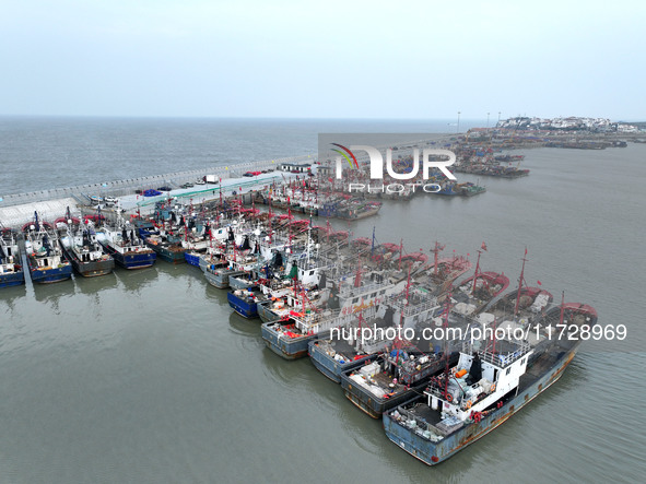 A large number of fishing boats berth in the harbor to take shelter from Typhoon Kong-Rey at the Liandao Central fishing port in Lianyungang...