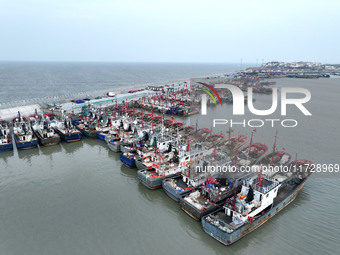 A large number of fishing boats berth in the harbor to take shelter from Typhoon Kong-Rey at the Liandao Central fishing port in Lianyungang...