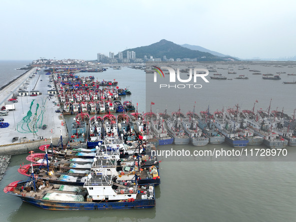 A large number of fishing boats berth in the harbor to take shelter from Typhoon Kong-Rey at the Liandao Central fishing port in Lianyungang...