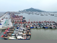 A large number of fishing boats berth in the harbor to take shelter from Typhoon Kong-Rey at the Liandao Central fishing port in Lianyungang...