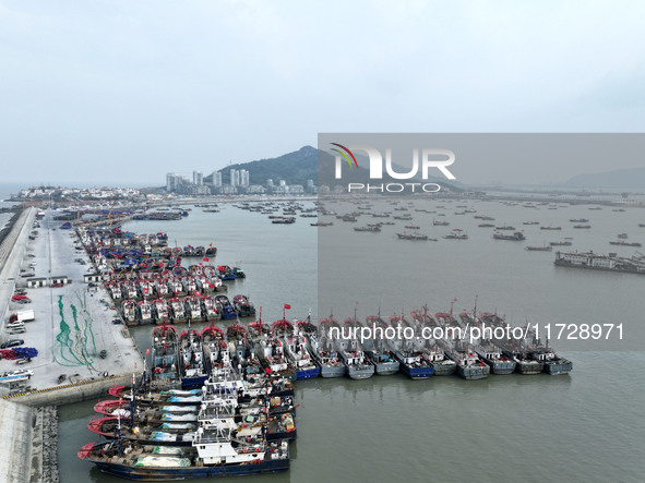 A large number of fishing boats berth in the harbor to take shelter from Typhoon Kong-Rey at the Liandao Central fishing port in Lianyungang...