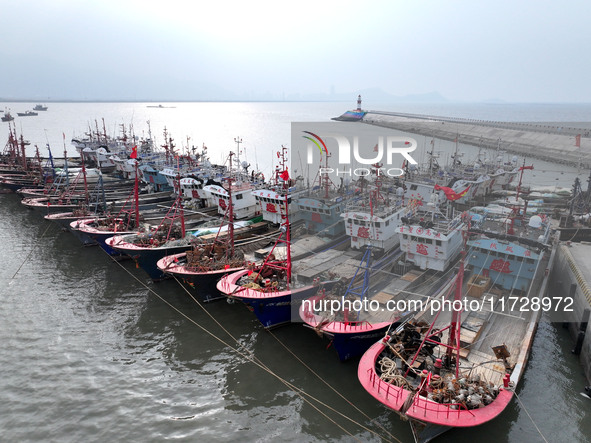 A large number of fishing boats berth in the harbor to take shelter from Typhoon Kong-Rey at the Liandao Central fishing port in Lianyungang...