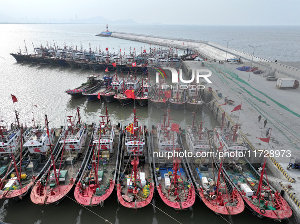 A large number of fishing boats berth in the harbor to take shelter from Typhoon Kong-Rey at the Liandao Central fishing port in Lianyungang...