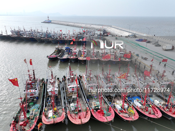 A large number of fishing boats berth in the harbor to take shelter from Typhoon Kong-Rey at the Liandao Central fishing port in Lianyungang...