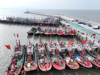 A large number of fishing boats berth in the harbor to take shelter from Typhoon Kong-Rey at the Liandao Central fishing port in Lianyungang...