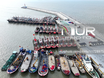 A large number of fishing boats berth in the harbor to take shelter from Typhoon Kong-Rey at the Liandao Central fishing port in Lianyungang...