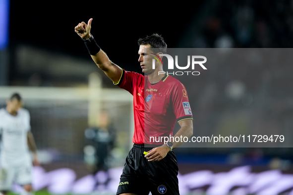 Referee Matteo Marchetti gestures during the Serie A Enilive match between Empoli FC and FC Internazionale at Stadio Carlo Castellani on Oct...