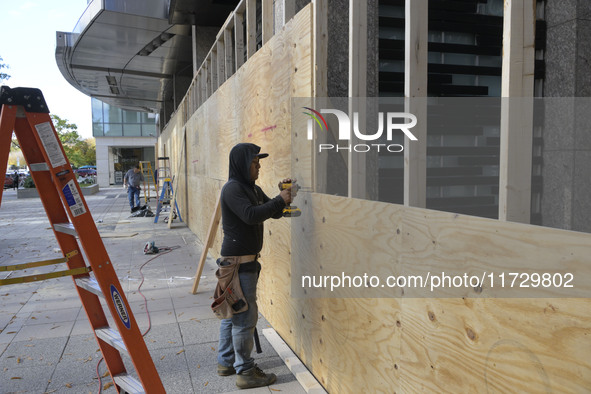 Business owners board up the windows in preparation for the Presidential Election 2024 next Tuesday, today in Washington DC, USA, on Novembe...